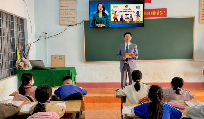 Khi chiêu video hướng dẫn học sinh chăm chú xem